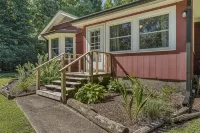 Lakeside, 2-Bedroom Cottage with Fire Pit in Dickson - 3-Star