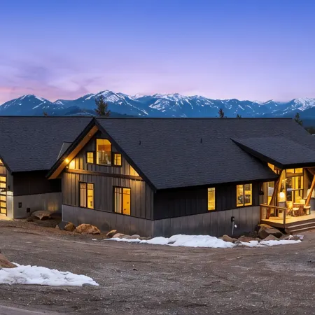 Huge game room, Hot tub, Sleeps 16+ with Bonus loft, ATV Snowmobile Trails