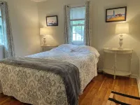 Bright and Stylish  House with New Central A/C, Appliances and EV Charger - Homestays