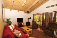 Townhouse in the mountains, close to Storyland and more!