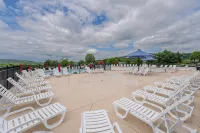 Clean and Cozy Family Ranch Home, Amazing Location! 2 Pools, Splash Pad, & Golf! - 4성급