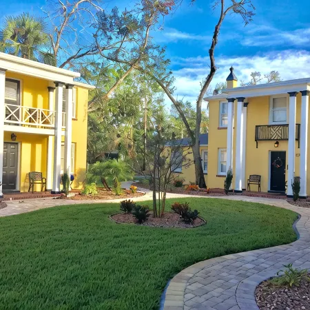 C6, Romantic apartment in city center, Flagler location, near beaches, parking!