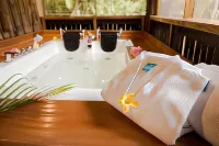 Falling Leaves Lodge - Hot Tub