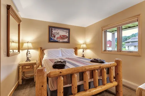 Updated townouse across from Holiday Valley - walk to ski lifts, pool and golf . - 2 estrellas