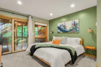 Newly Rebuilt Home - Hot Tub - Sauna - Sleeps 14 - Pool