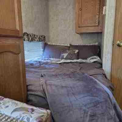 Cozy RV in the Middle of Forks 3 blocks from main Street Rooms