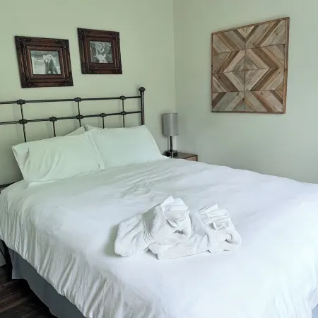 Free EV Charging, Loft, Views, Hot Tub, Pets, Private, 2 Beds, Firepit & Deck