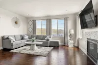 Relaxing Foothills Retreat in Gorgeous Modern Home - 부티크