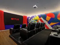 OMG! Indoor Mini Golf, Bowling, Theater, Hot Tub マクガヘイズビルのホテル