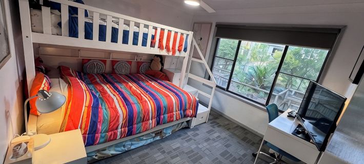 Denhams Beach House (with tennis court/pool/wifi Hotels in Batemans Bay