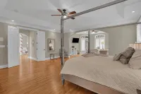 Lake Norman Waterfront Mansion - 7Br, Pool, Hot Tub, Game Room and Private Dock - Jacuzzi