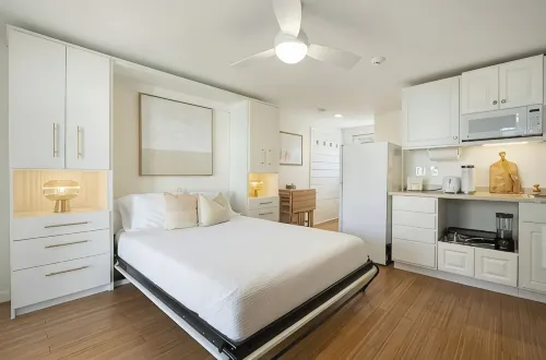 Whale's Tale - Boutique Studio Condo w/Pool 🐳 - Homestays