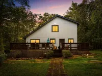 Mountain View Lodge: Bear Creek Lakes - Lake, Pool, Firepit & Pet Friendly Hotels in Penn Forest Township