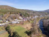 Historic Riverfront House: 5 Bedrooms 3.5 Baths on 5 Acres - ブティック