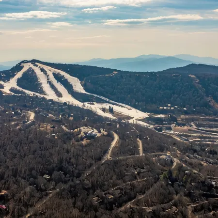 Charming Beech Mountain Chalet – 2BR + Loft - 5 Mins to Ski Slopes & Restaurants