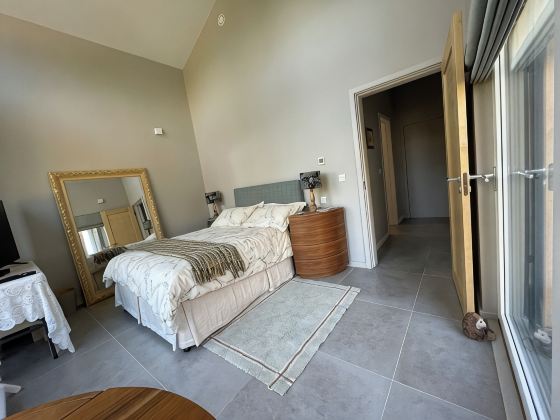 Near junction 6 M25, Gatwick Airport M23, London zone 6, next to Caterham School