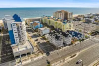 Unit 2 South - New Flooring Stairs & Hallways 2026 4Bed/3.5 Bath/3 Car Garage - Boutique
