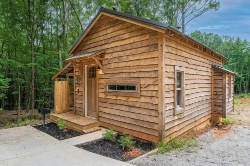 Romantic Cabin Hideaway — Outdoor Rain Shower, Soaking Tub & Fire Pit