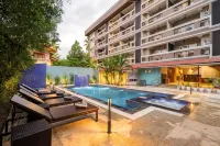 Summit Calangute Resort & Spa - สระว่ายน้ำบนดาดฟ้า