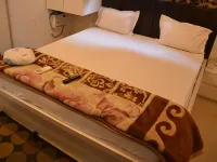 Hotel just 9 inn โรงแรมใกล้สถานีรถไฟลัคนาวจังก์ชั่น