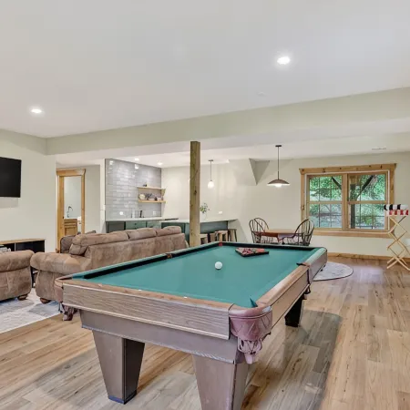 River Woods Retreat: Hot Tub, Hikes, 2 Fireplaces, EV