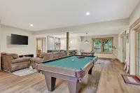 River Woods Retreat: Hot Tub, Hikes, 2 Fireplaces, EV - 4-Star