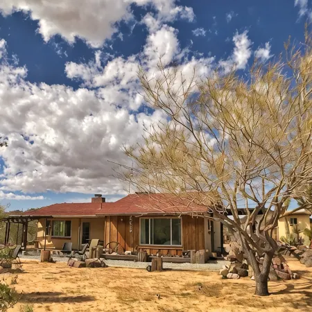 Clever Rabbit: 5-Acre Retreat Joshua Tree National Park with Starlink Internet
