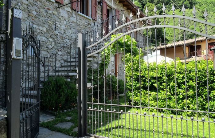 Apartment in an old barn, private garden overlooking the village