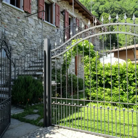 Apartment in an old barn, private garden overlooking the village Отели в г. Плезио