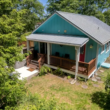 Cheerful coastal cottage w/hot tub - 2 min walk from the beach!