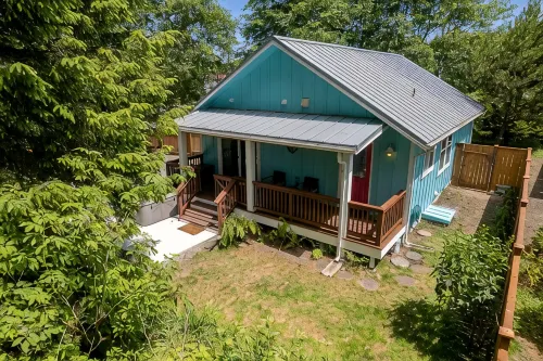 Cheerful coastal cottage w/hot tub - 2 min walk from the beach! - Wi-Fi