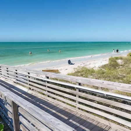 Beaches, Downtown, Breweries, Trail, Gameroom, Bikes, Kayaks & Fully Renovated!