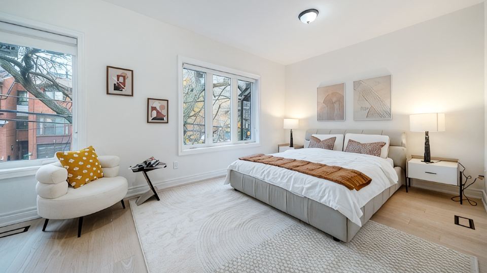 4BR King West Walk to Downtown Sleeps 9