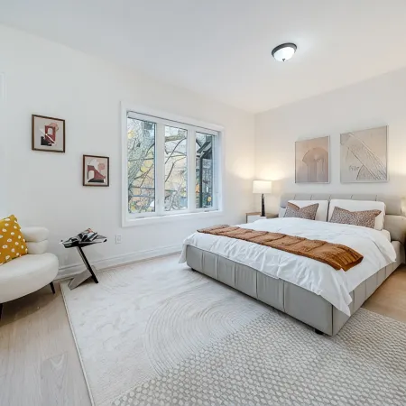 4BR King West Walk to Downtown Sleeps 9