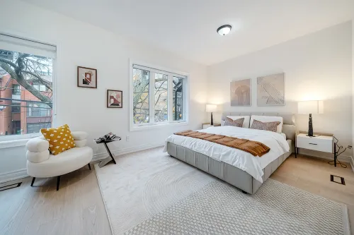 4BR King West Walk to Downtown Sleeps 9 - บังกะโล