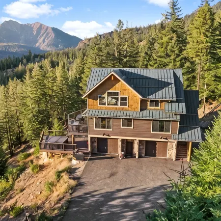 A PNW dream! Hot Tub, Views, Firepits, Games, Hiking and Epic Location!