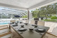 Luxury Villa with Heated Saltwater Pool & Spa, Mini Golf, BBQ, 5 Mins to Beach -  Casas de vacaciones