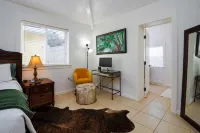 Casa Tropicál - Heated Saltwater Pool, Near Beach - Wifi