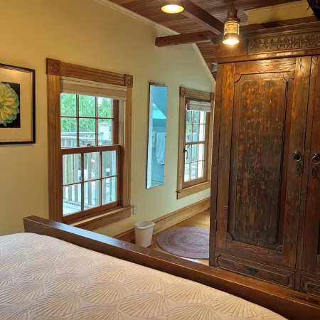 Chatham Village: Lovely 1-Bedroom Apartment in Antique Home