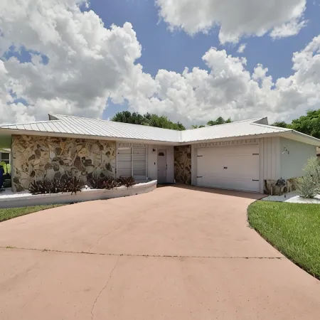 The Purple Palm House - Relaxing 2-bedroom house in Sebring with WiFi & Hot Tub