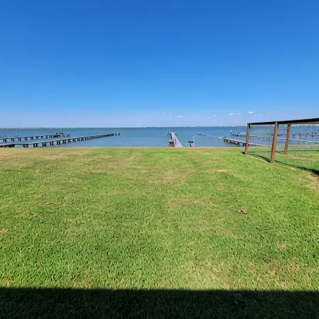 Cozy Coastal Retreat in Port Alto - Waterfront Views and Bayfront Fun!