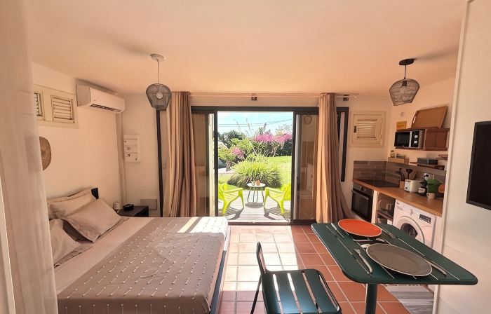 Cosy studio overlooking the rock, 5 minutes from the beach on foot