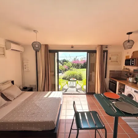 Cosy studio overlooking the rock, 5 minutes from the beach on foot