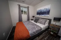Mountain Views | Air Con | Garage | Large Deck | Nearby Trails | Parking - Wifi