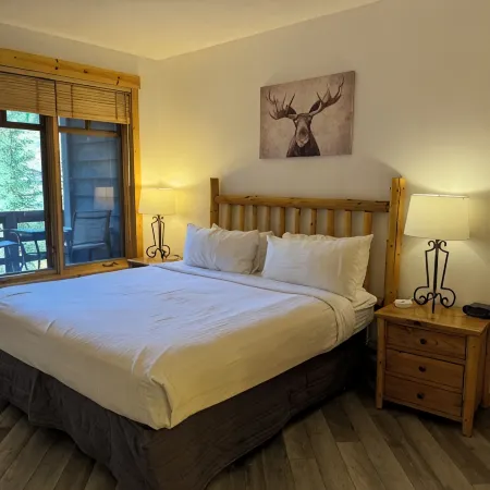 5 Star, 1 Bed + Den & 2 Baths in Center Village Copper Mountain