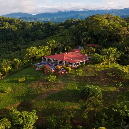 Exclusive 5 Bedroom Rainforest Retreat, Ocean/ Mountain View’s /sleeps 12