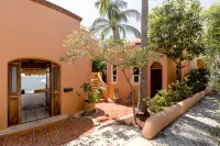 Luxurious Oceanfront Villa - Steps from Manzanillo Beach - Best View in Puerto - 4 ดาว