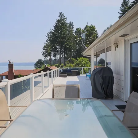 Beautiful Beach House and additional beach cabin with Olympic Mountain view