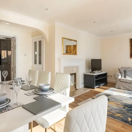 Abingdon House - 4 Br on the Marina