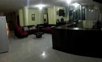 J&E Hotel - Parkplatz